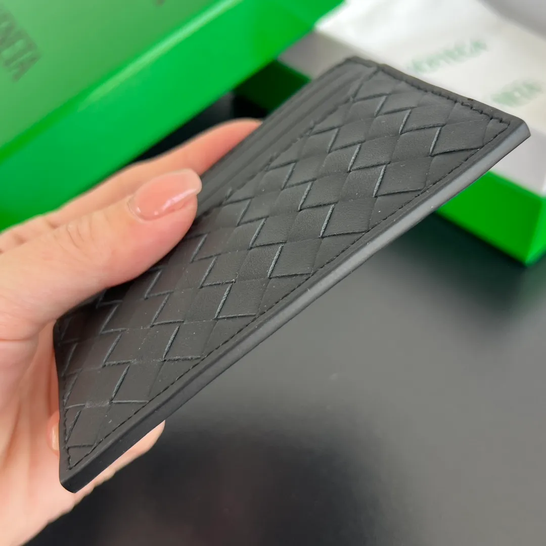 #BV New Small Woven Card Holder 817397 Simple and exquisite card holder. Small, light and easy to carry. Put it directly in your pocket or put it in a small bag. It is made of cowhide and feels soft to the touch. There are 6 card slots on both sides and the main card slot in the middle. It is enough for daily use. In the era of no cash, the card holder is more convenient and practical. The card holder that everyone needs. Size: 11x8x0.2 P400